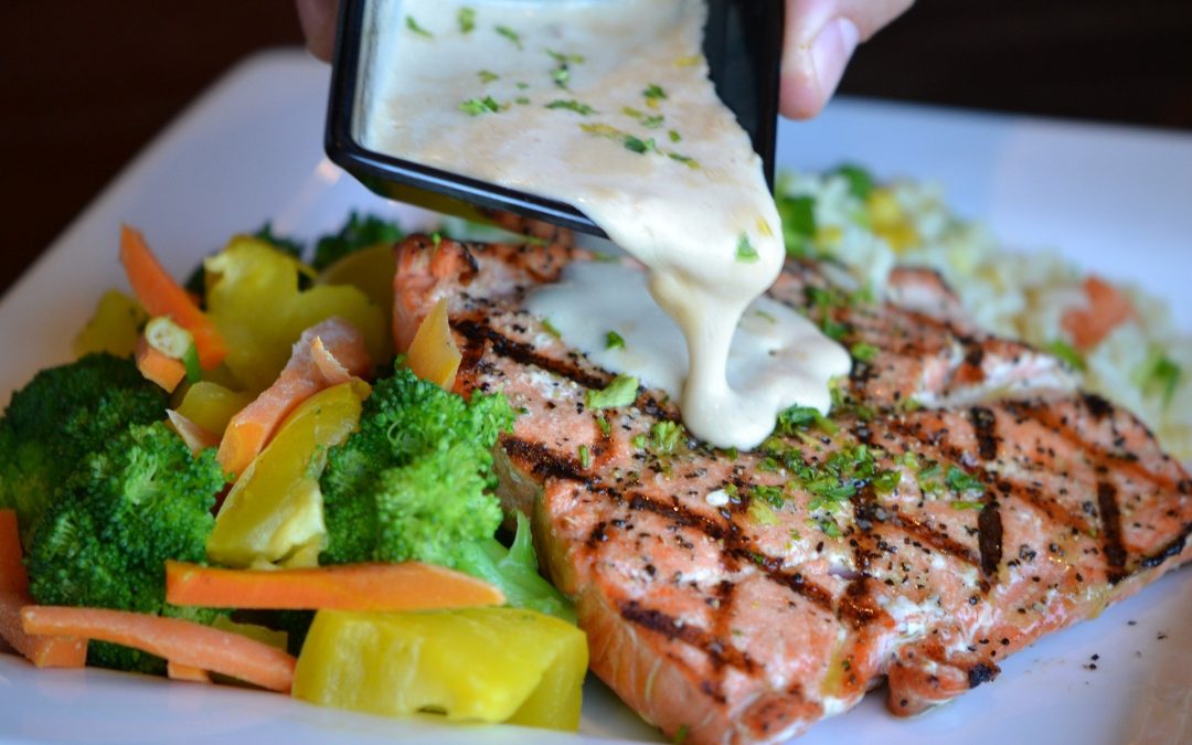 Salmón con salsa tártara